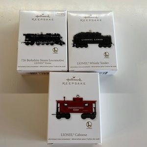 HALLMARK KEEPSAKE ORNAMENT